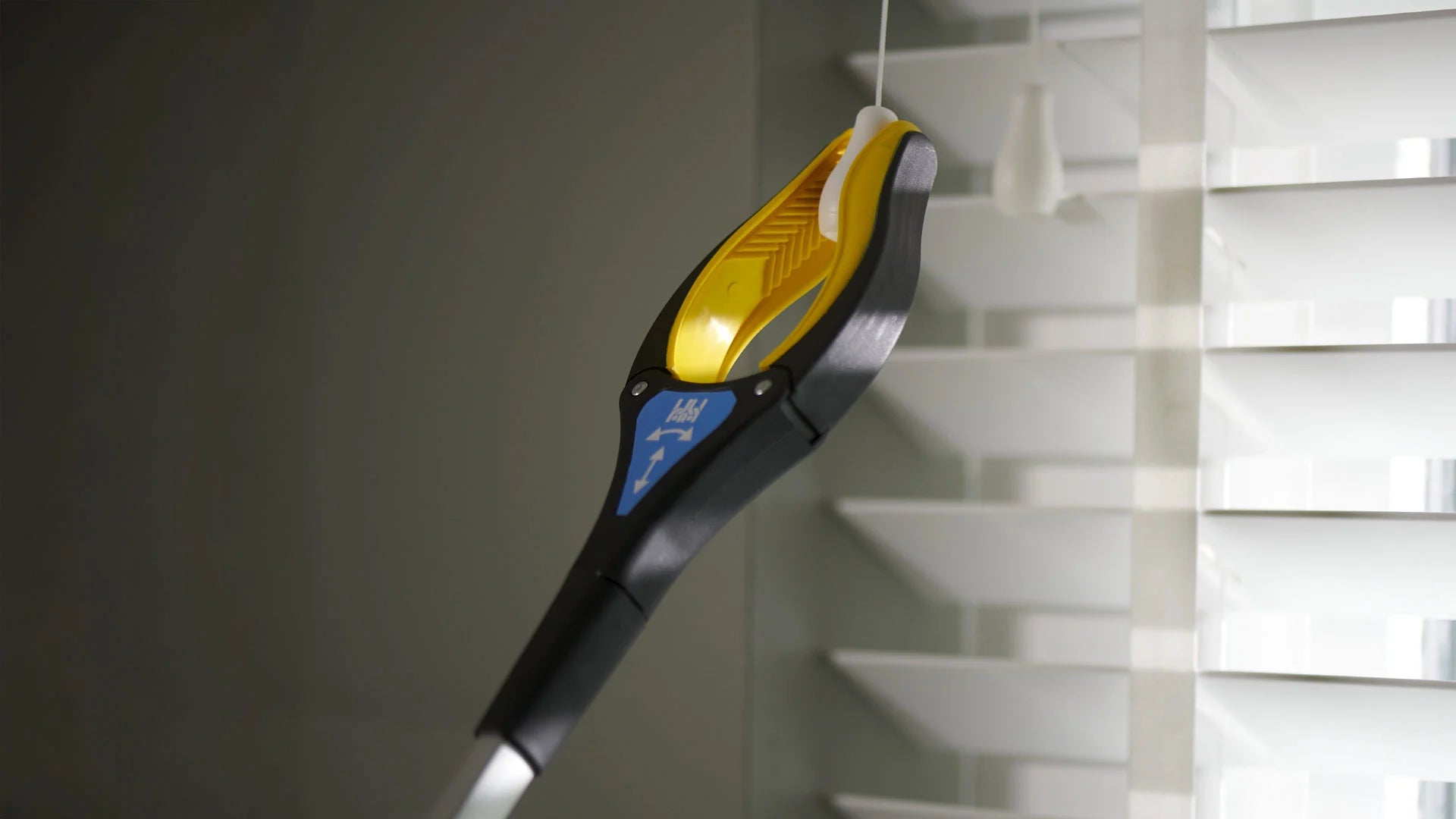 the end of a rotating grip reacher pulling a cord