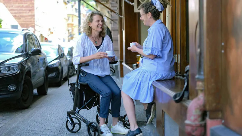 Person sitting on Gemino 30 Carbon outside with friend.