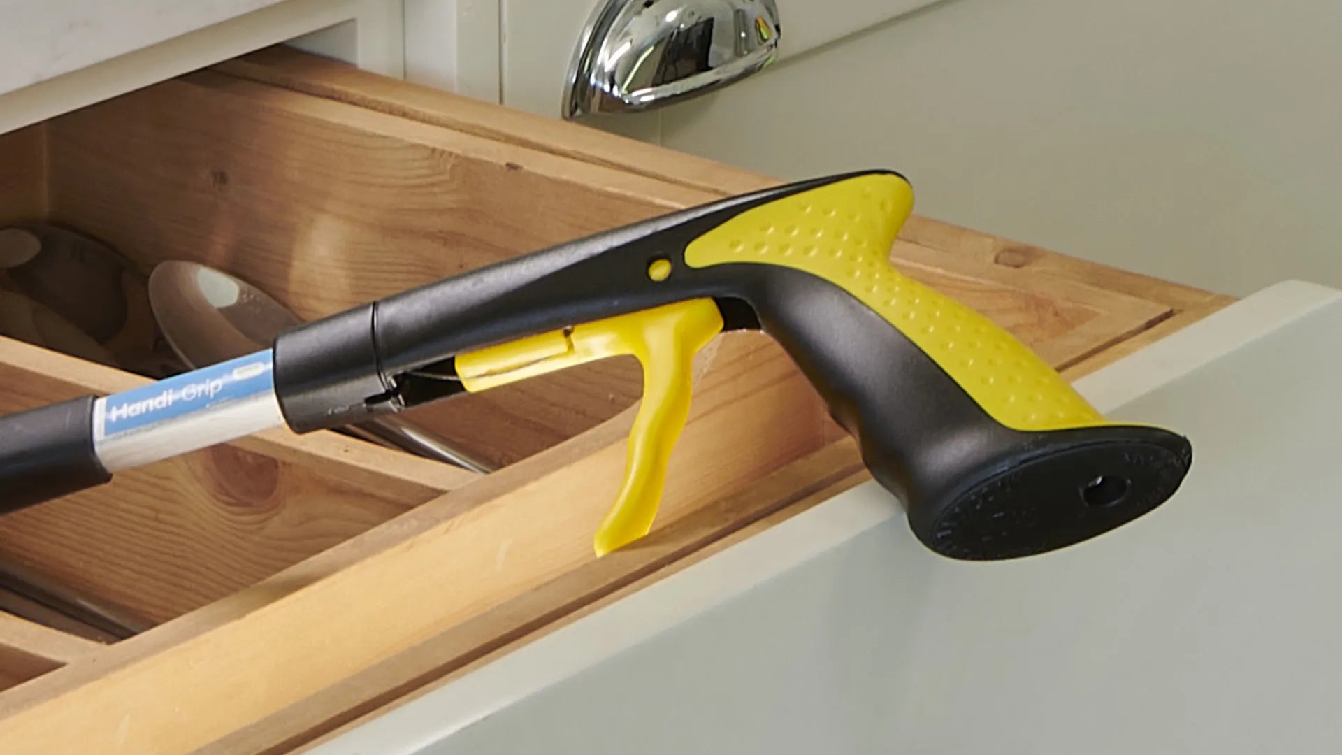 Handle to the mini reacher