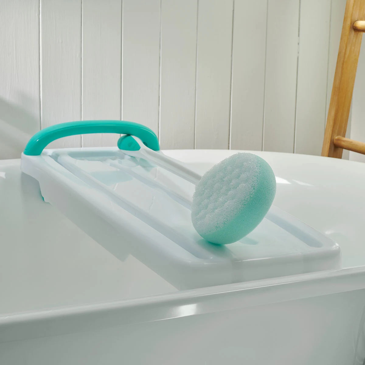 Kingfisher bathroom kit with long handle bath sponge and bath board.