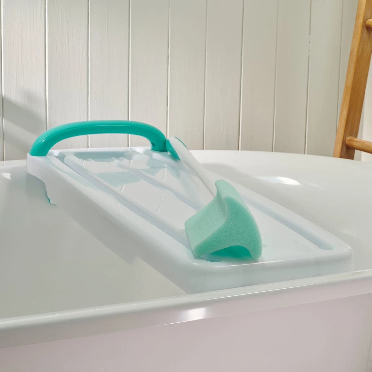 Kingfisher Shower Kit with long handle sponge and bath board.