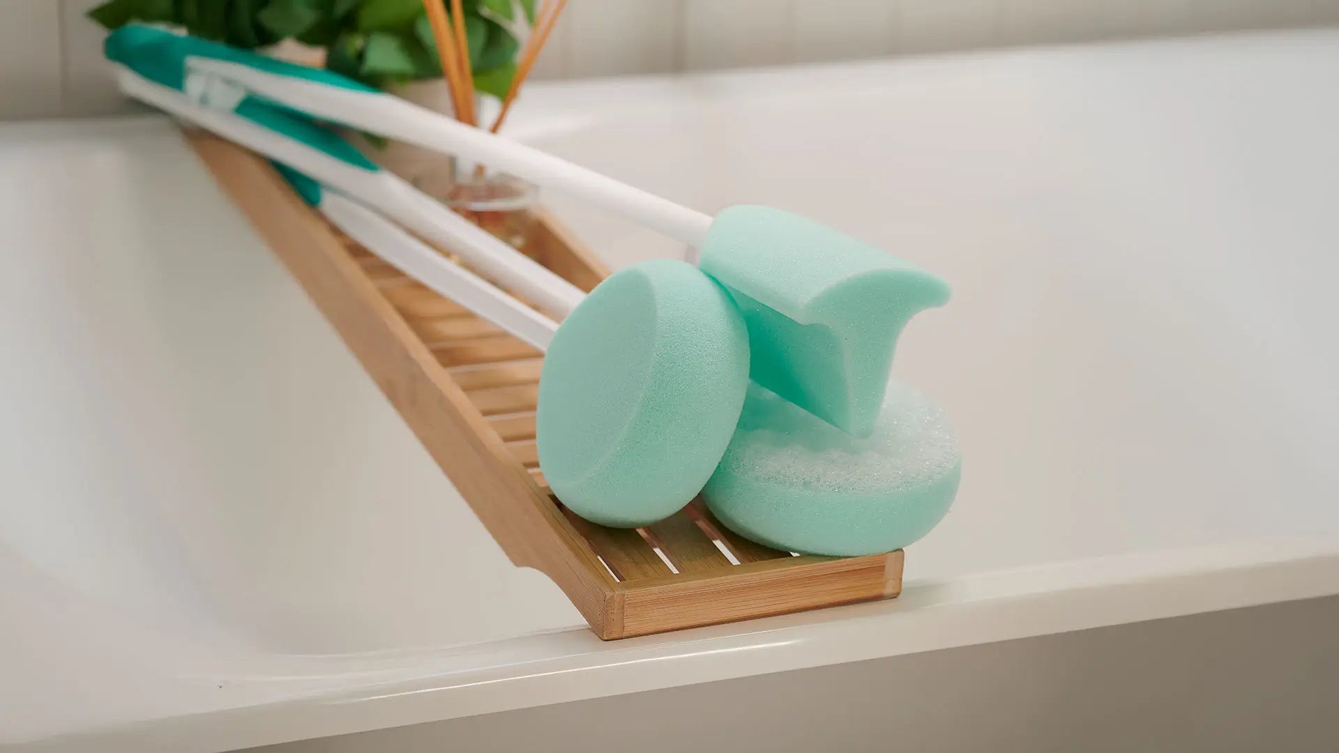 How Do I Use Long Handled Sponges?